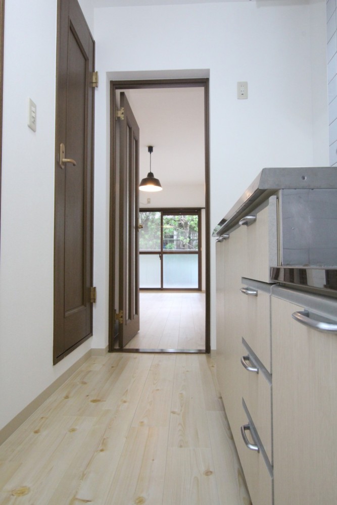 キッチンからお部屋につながる床材がいいですね。