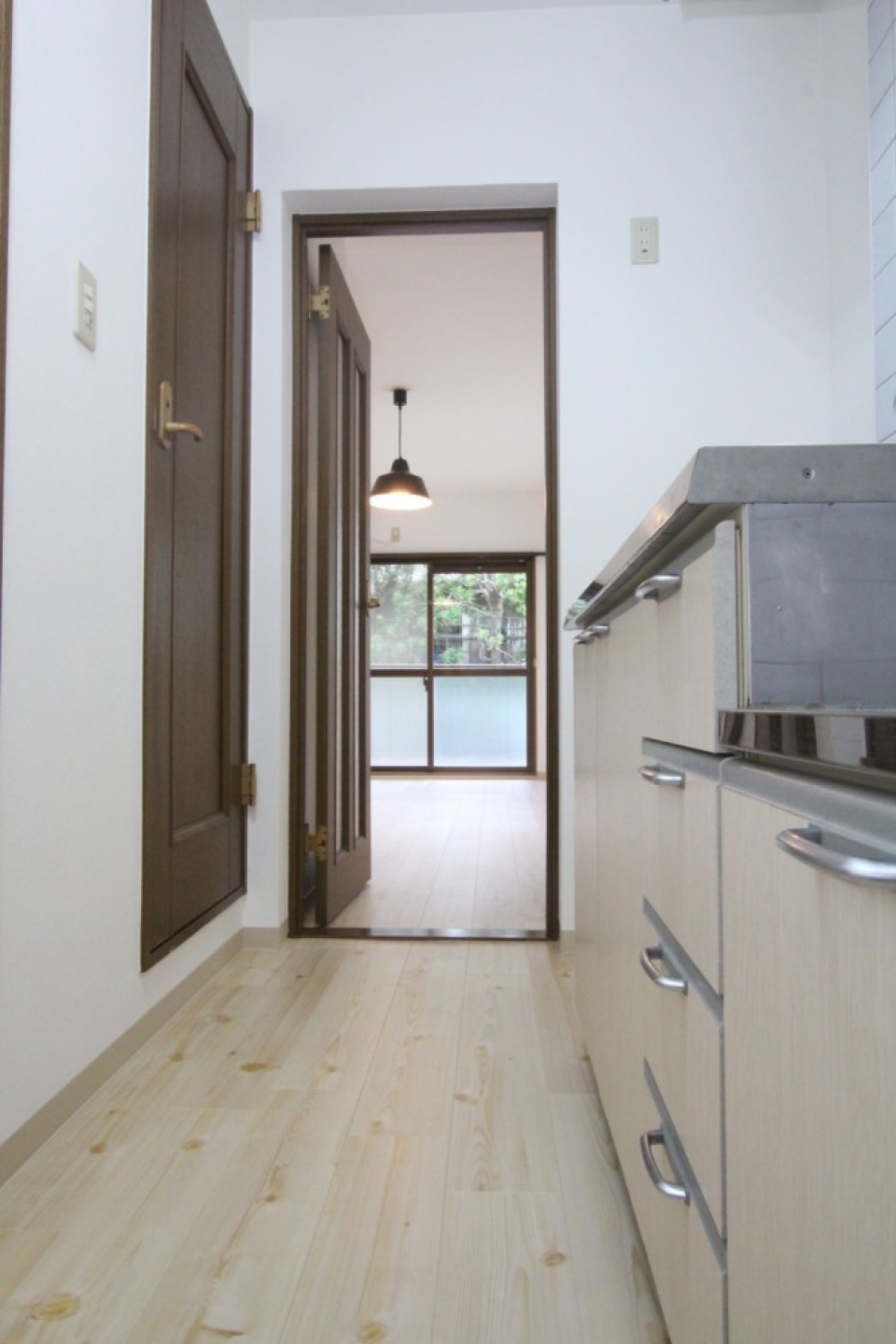 キッチンからお部屋につながる床材がいいですね。