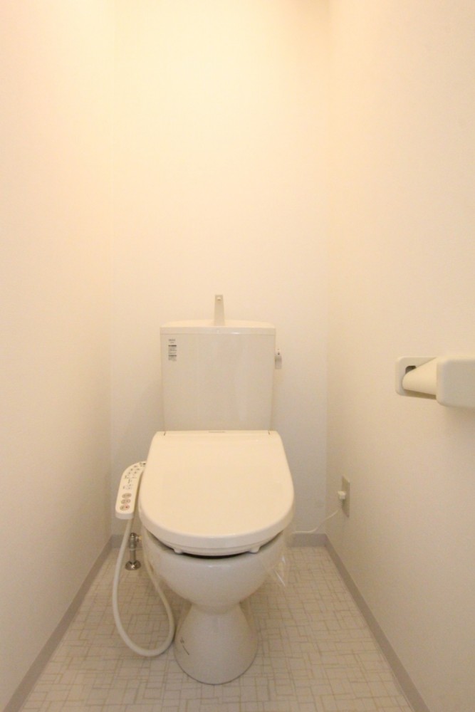 トイレはシャワートイレ付き。