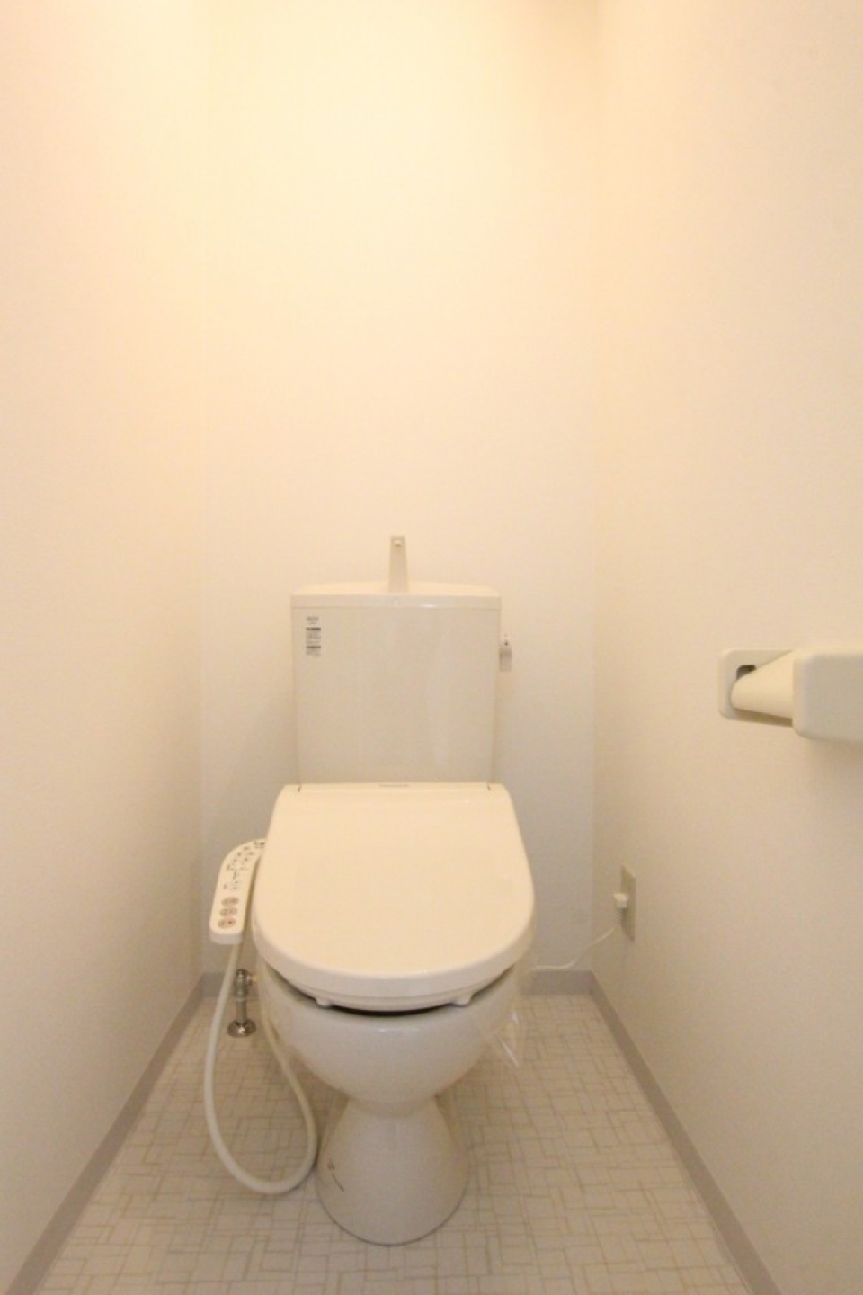トイレはシャワートイレ付き。