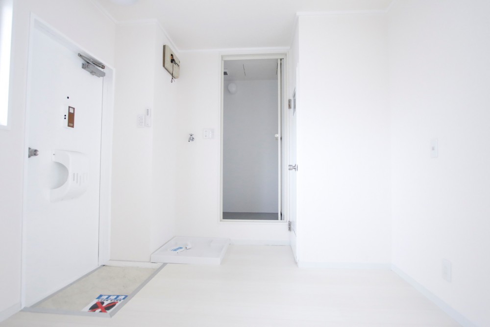 玄関横は洗濯機置場、シャワー、トイレと水回りがまとまっています。