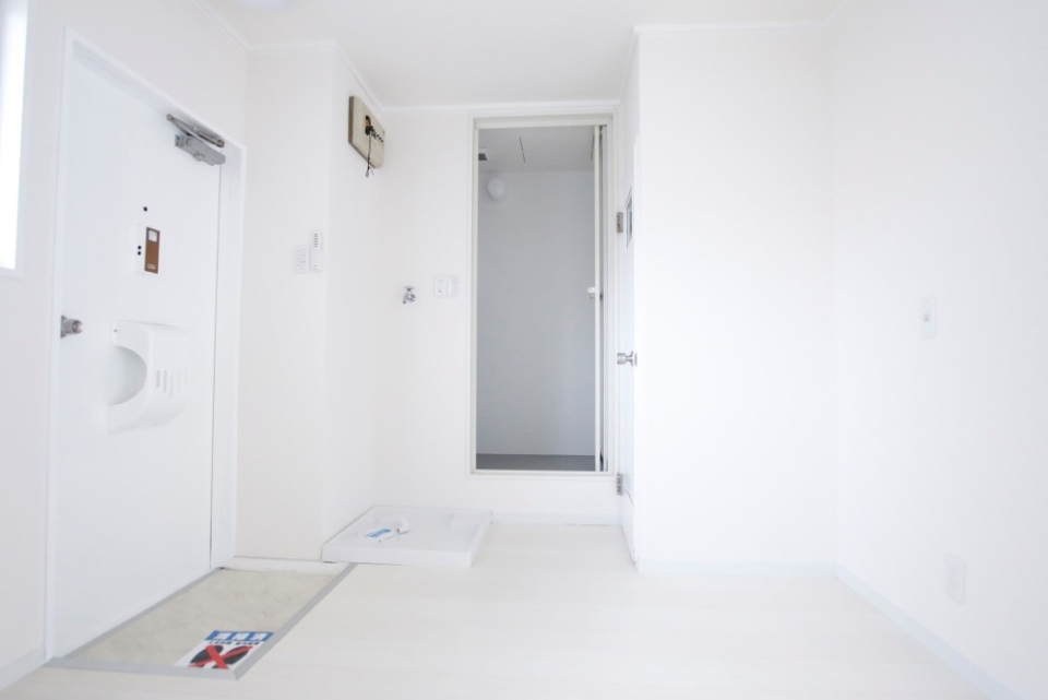 玄関横は洗濯機置場、シャワー、トイレと水回りがまとまっています。