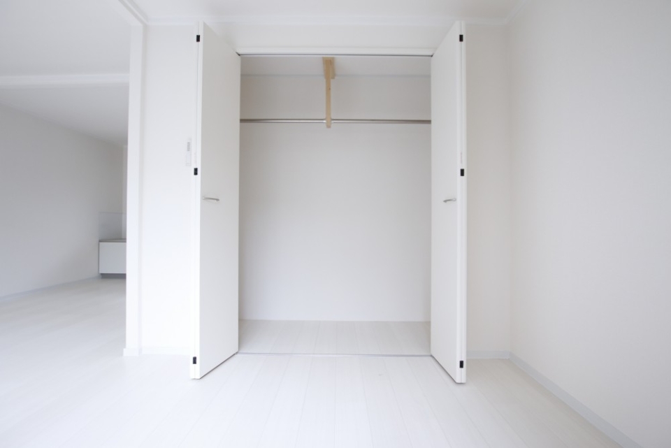 クローゼットはこの部屋唯一の備え付けの収納です。