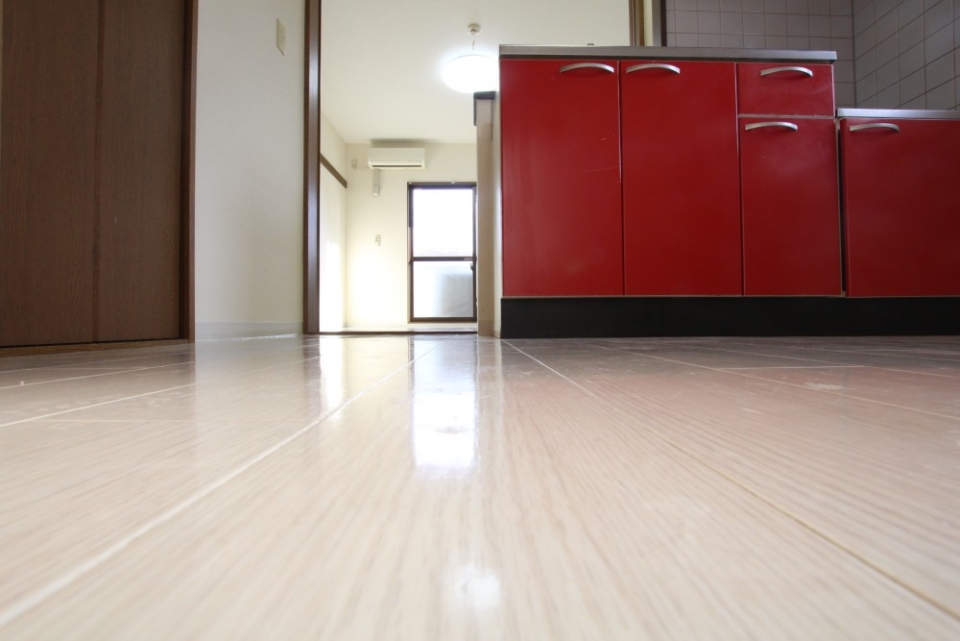 このお部屋は落ち着いた印象のホワイトのフローリング。