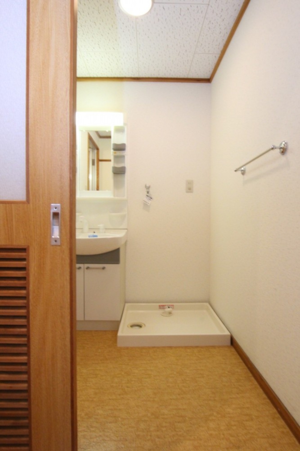 建具は歴史を感じる昭和風。