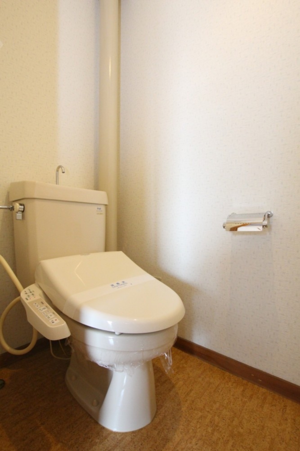 トイレにはシャワートイレを設置しました。