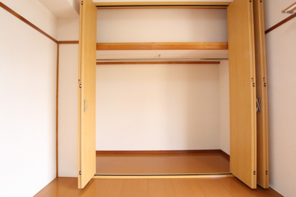 クローゼット上部は梁が出っ張っているため使えません。