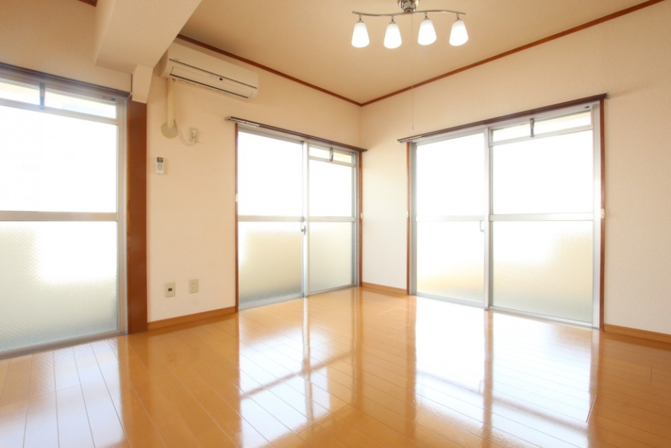 角部屋なので掃出し窓つ３つ。贅沢な明るさ！