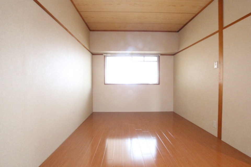 元々和室かな？という雰囲気のシンプルな洋室。