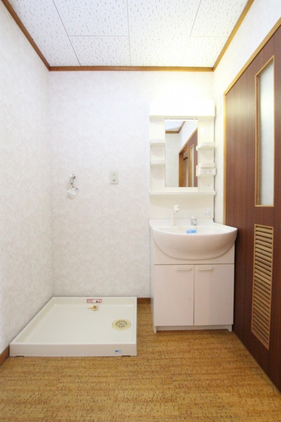 脱衣所は広くはないので洗面台は細め。