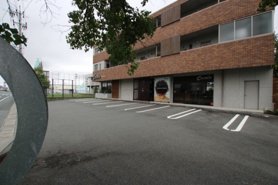 1階には美容室が営業中。