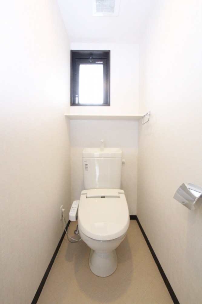 奥行のあるトイレスペース。ここもしっかり採光。