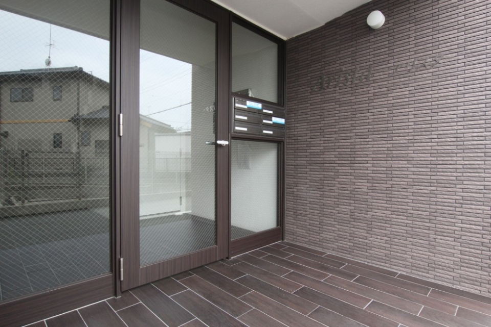 マンションへの入口も高級感が感じられます。
