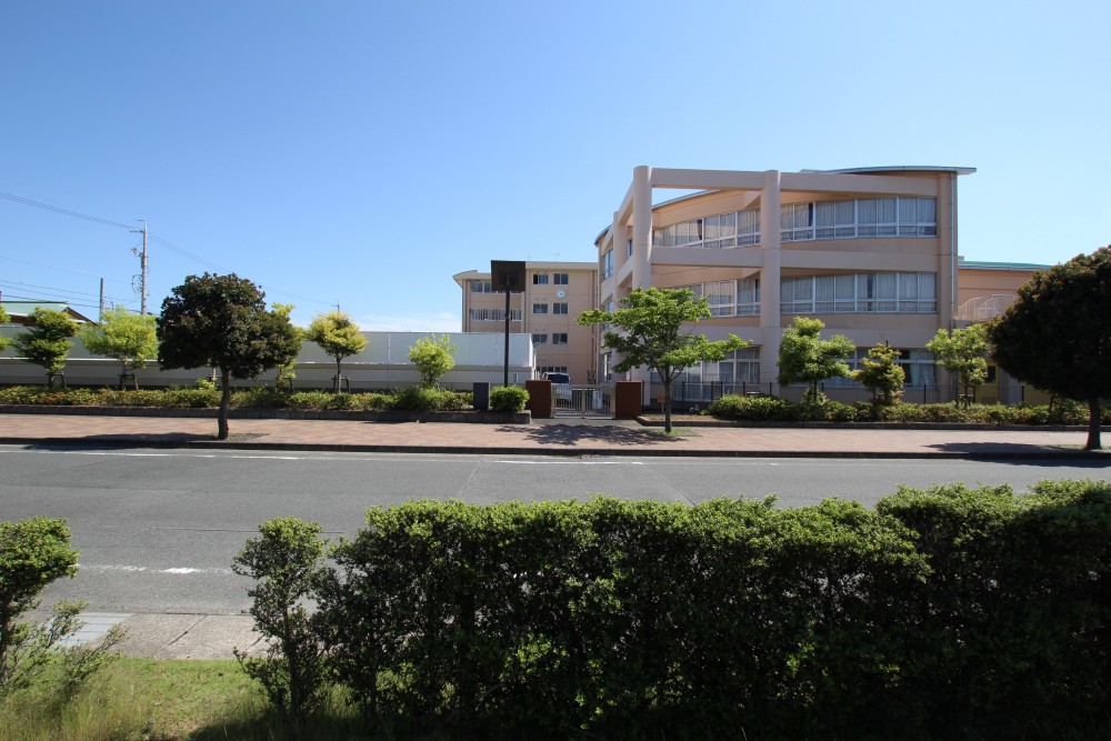 道路はさんだ目の前に大平台小学校があります。
