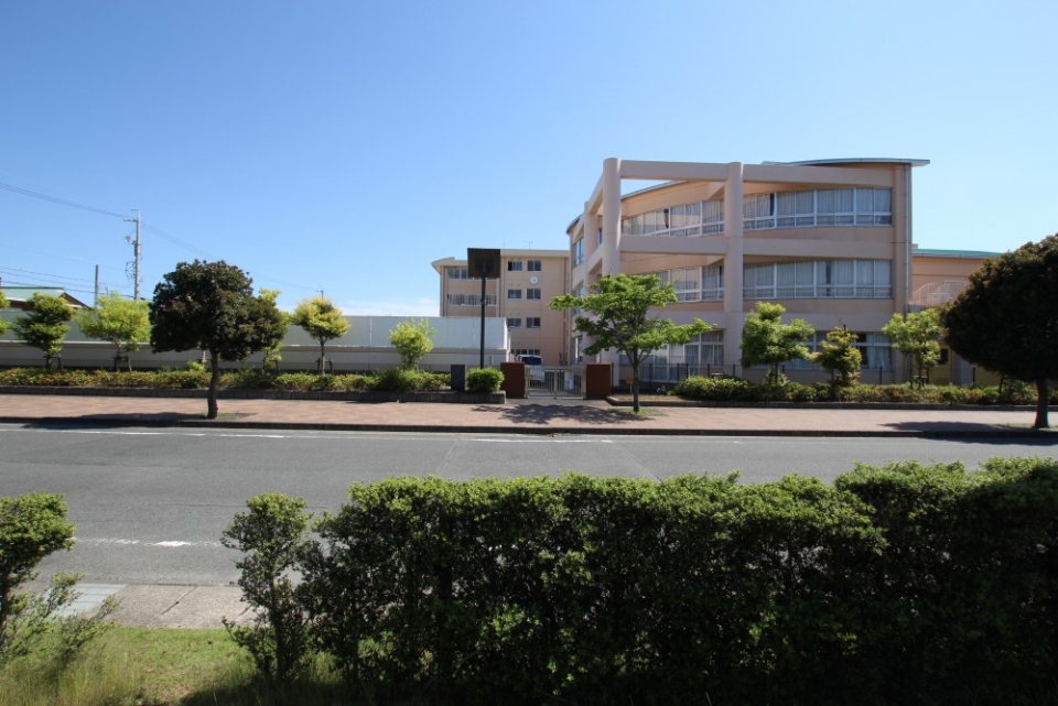 道路はさんだ目の前に大平台小学校があります。