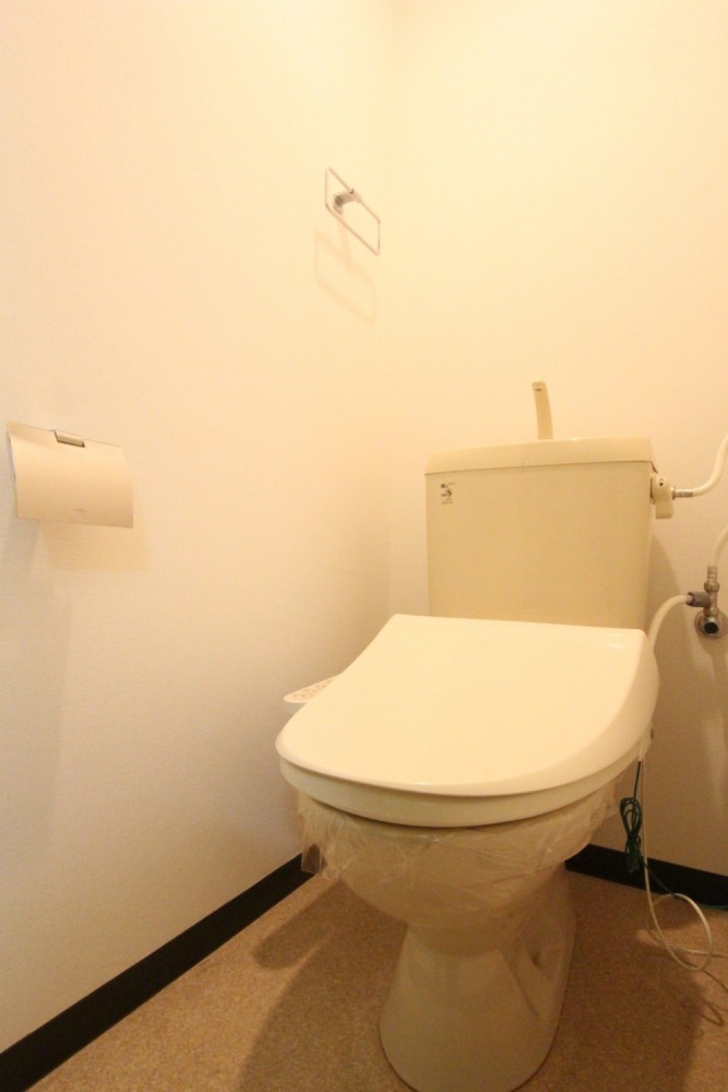 トイレはシャワートイレ付き。