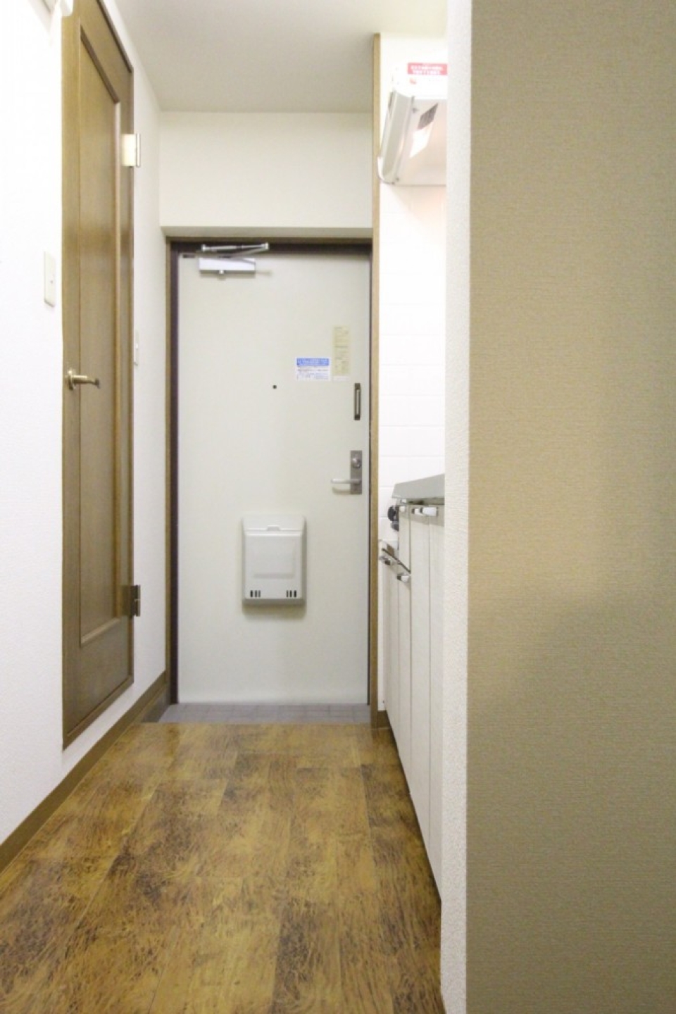 キッチン壁奥に靴箱が隠れています。 