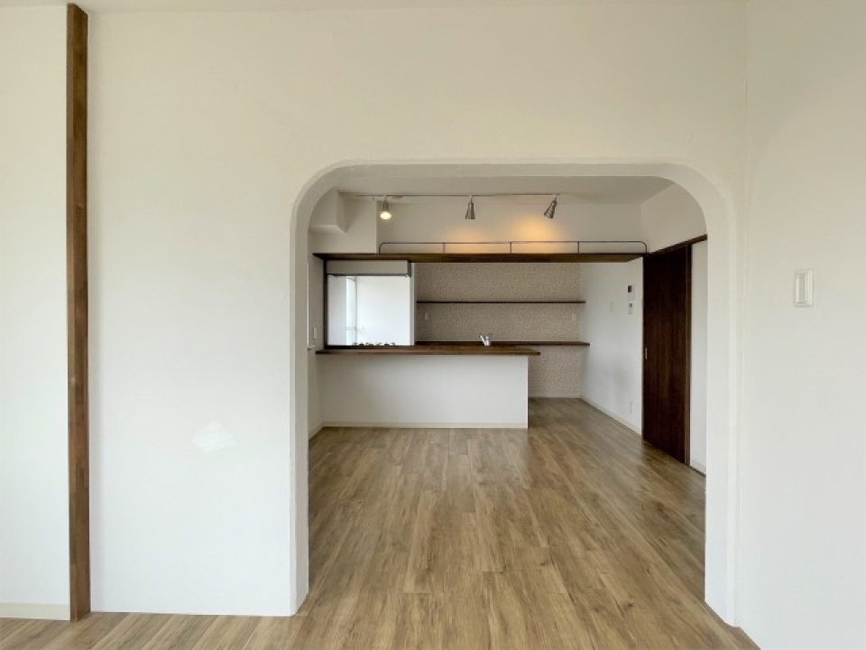 アーチから除くキッチンに、きゅん。
