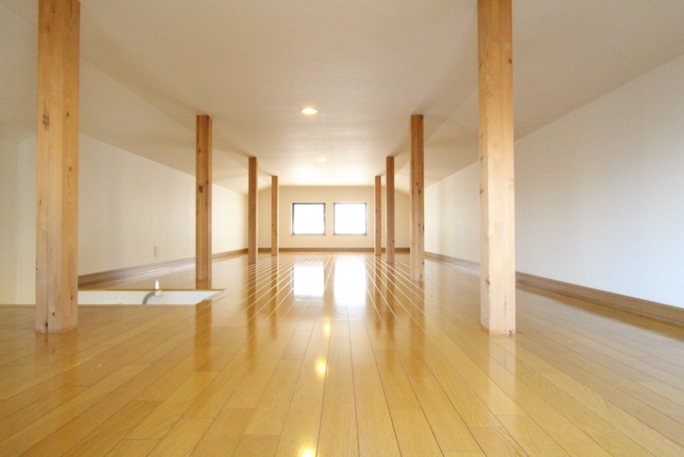 約20帖の屋根裏収納へと続く。