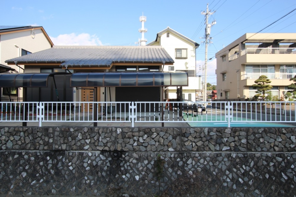 石垣の上に建っており小さなお城の様な...。
