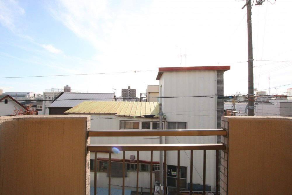 バルコニーからの眺めはまさに住宅地。