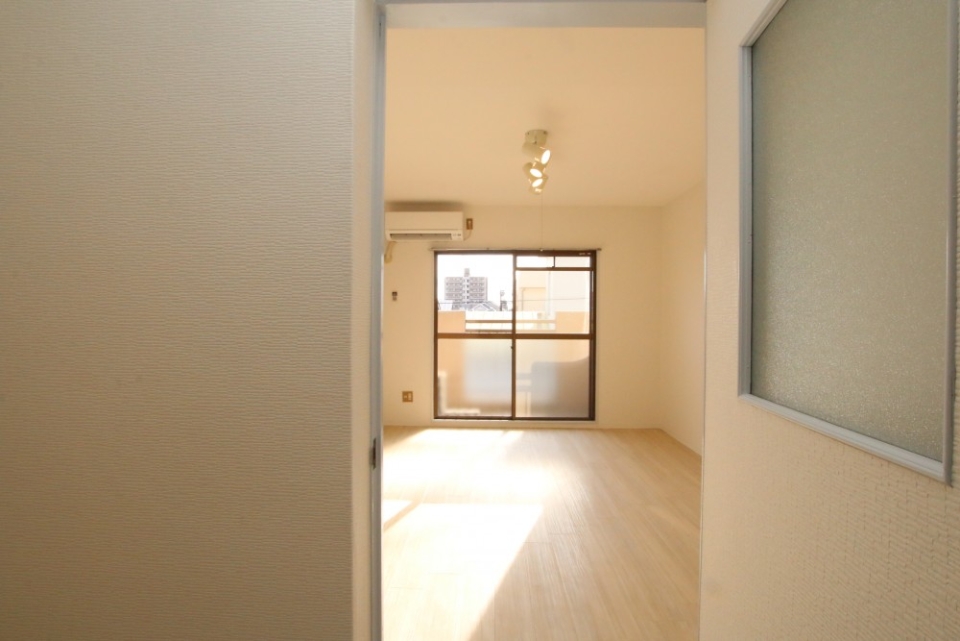 外観や建具はちょっと古めかしいですが、それも味。