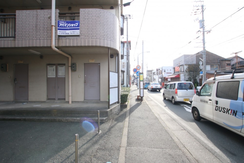 中沢の交差点近くなので交通量は多め。駐車場はありません。