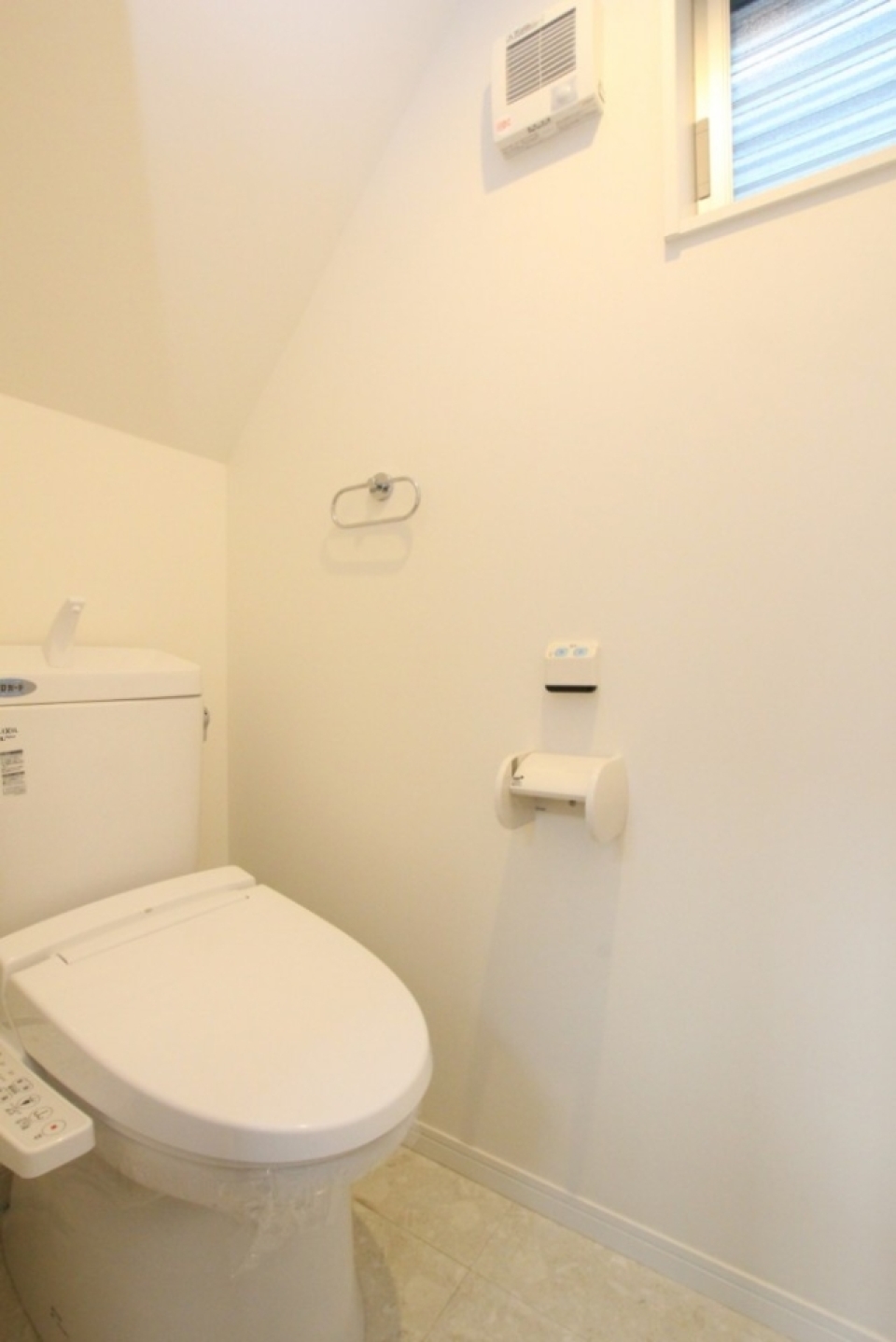 階段したのトイレは若干圧迫感を感じる。