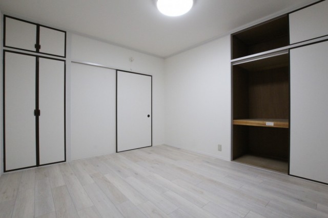 洋室はほどよく古さが残る