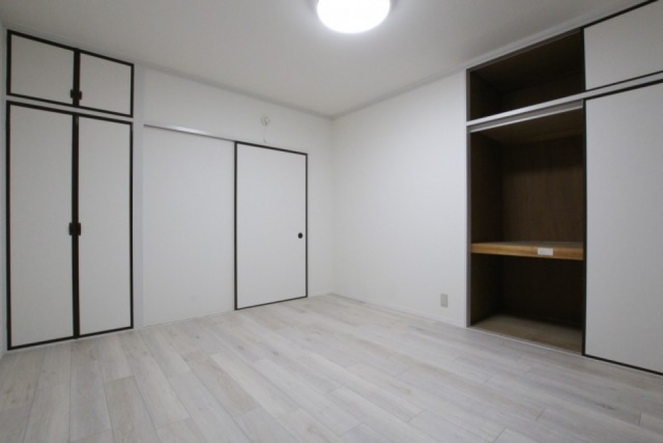 洋室はほどよく古さが残る