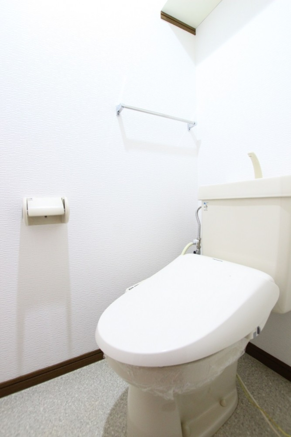 トイレはシャワートイレ付き。