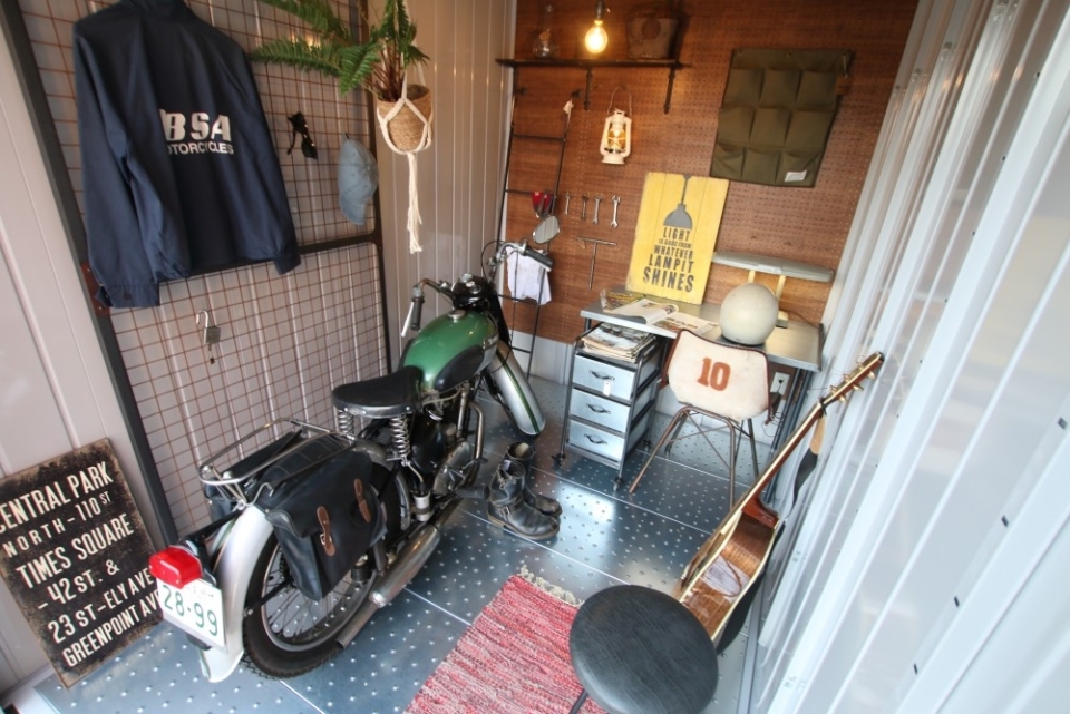バイク以外にも机や椅子なども置いて自分なりの空間を作ってみて。