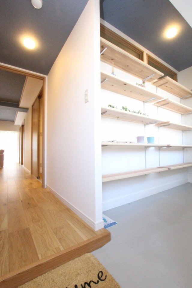 玄関扉を開ければ右手に伸びる土間空間。