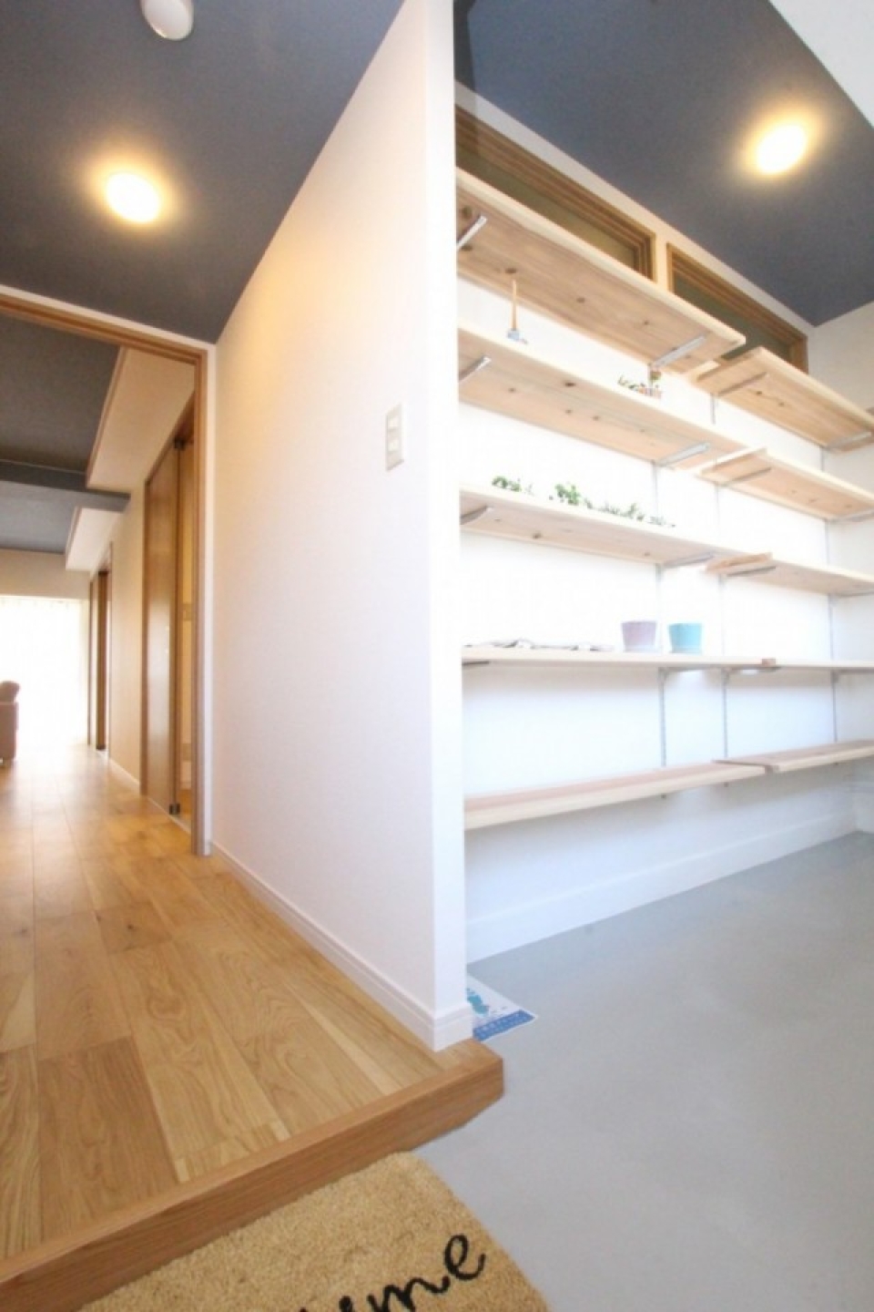 玄関扉を開ければ右手に伸びる土間空間。