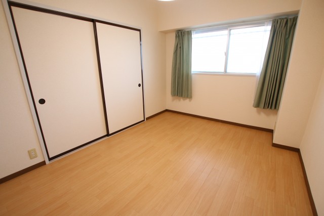 6帖洋室。（カーテンはついてません！）