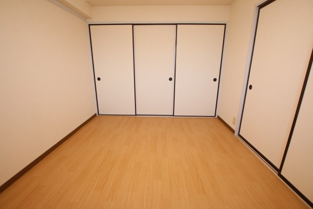 壁一面の押し入れ。収納にも困りません！