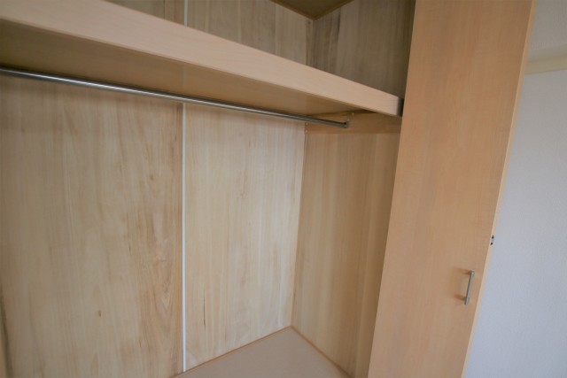 明るい木の色のクローゼット。かわいいですね。