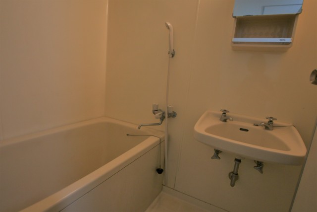 浴室＆洗面台。シンプルな造りです。