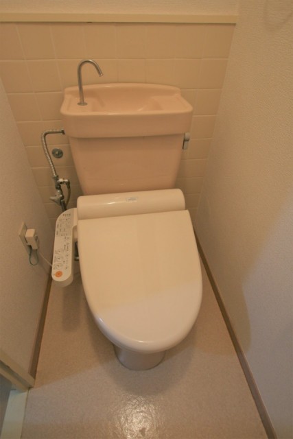 サーモンピンクのかわいいトイレ