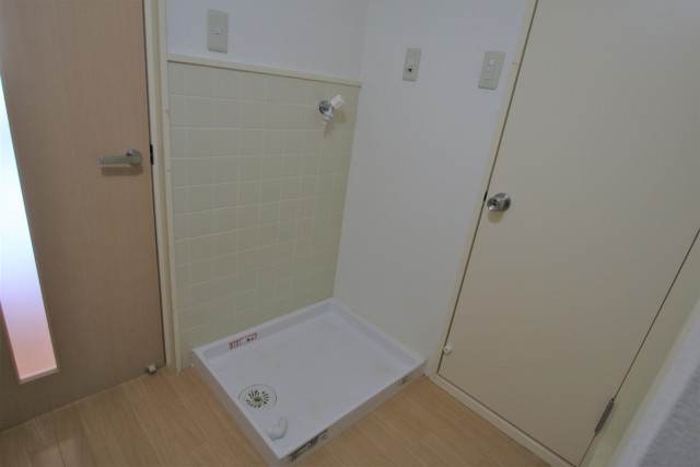 洗濯機置き場。黄緑色のタイルがキュート！