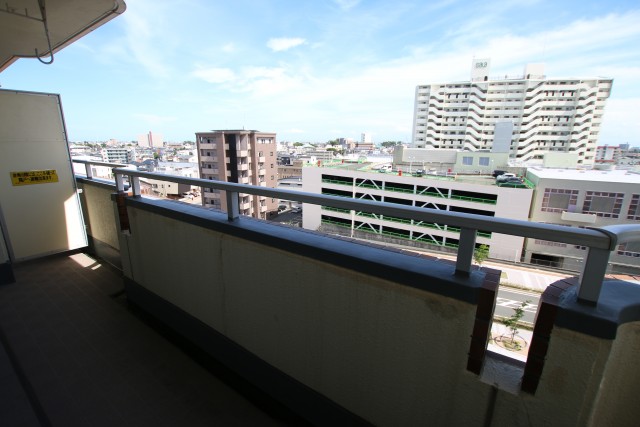 バルコニーからの眺め。８階なので空が近いです。