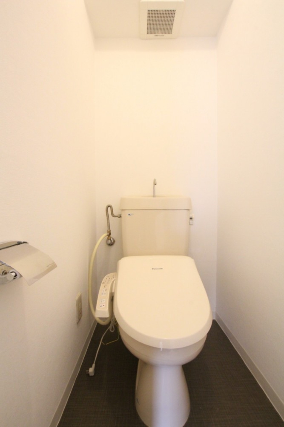 トイレはシャワートイレ付き。