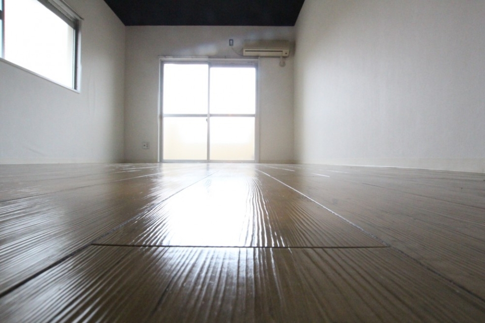 お部屋は8帖です。