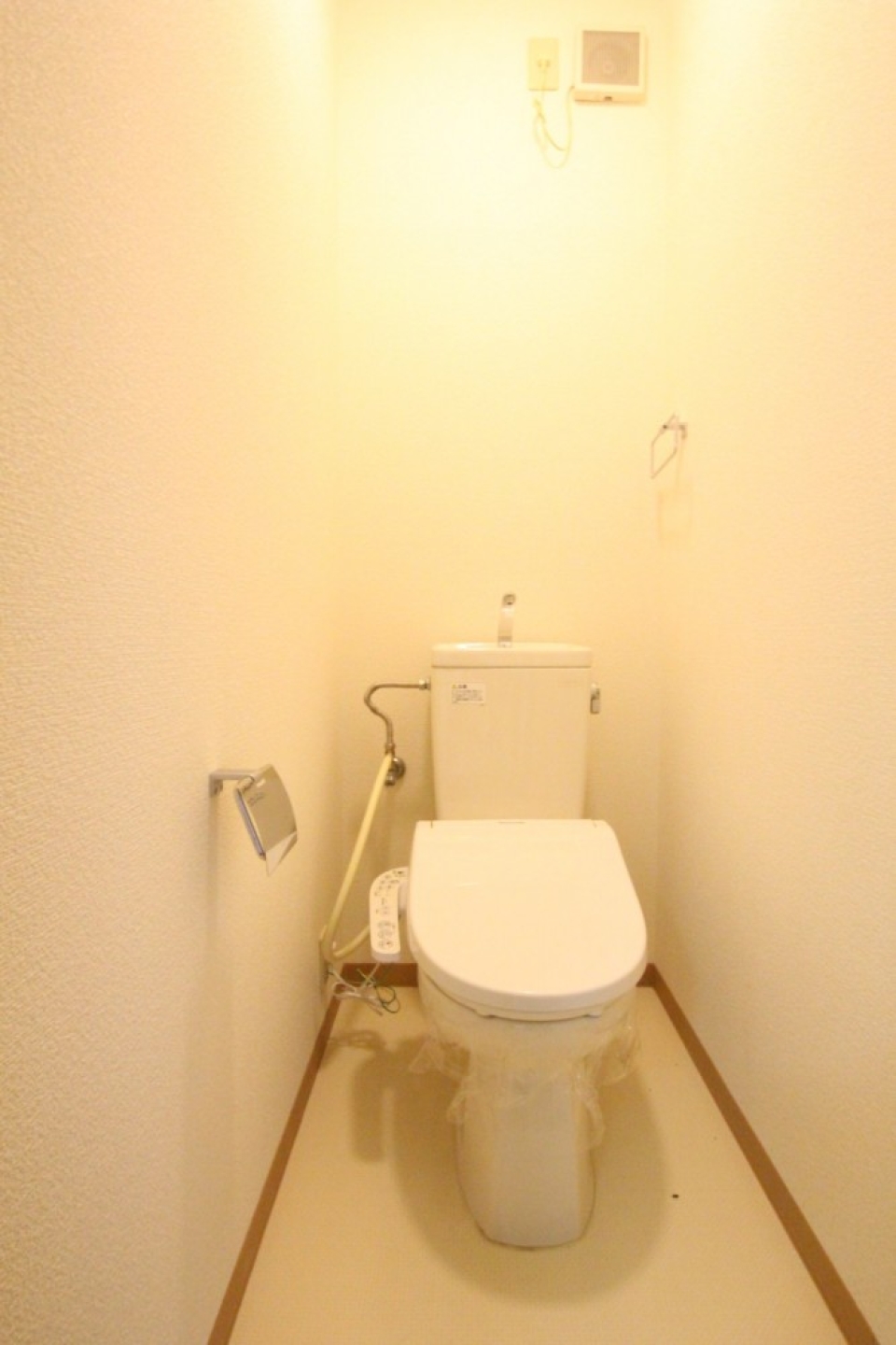 トイレはシャワートイレ付き。