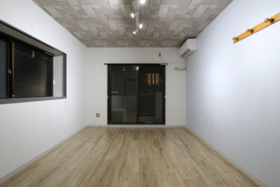 メインのお部屋は、床と天井にアクセントクロスを差し込んで落ち着いた雰囲気。