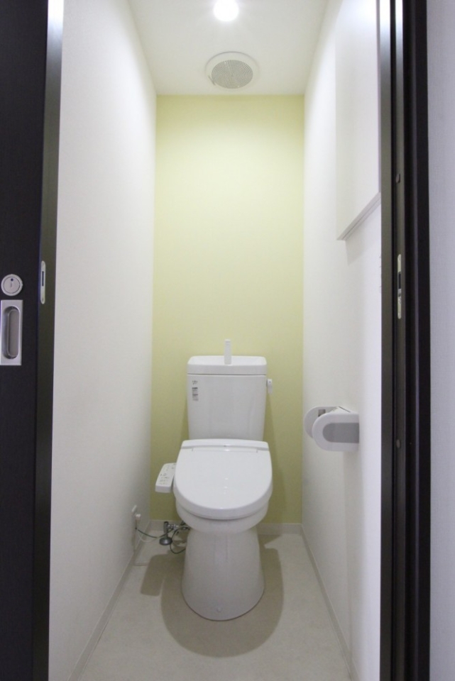 引き戸のトイレ珍しい、シャワートイレ付き。