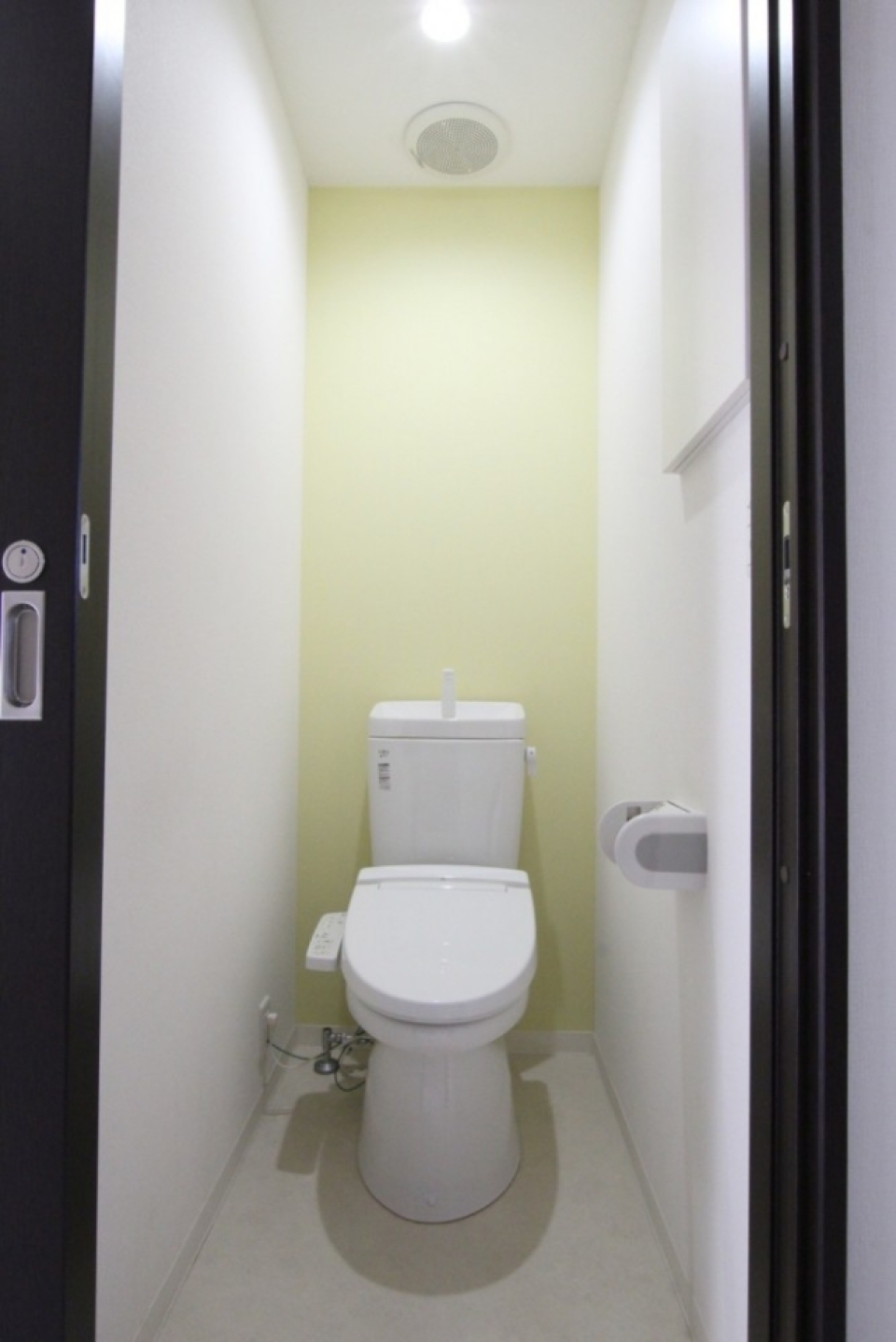 引き戸のトイレ珍しい、シャワートイレ付き。