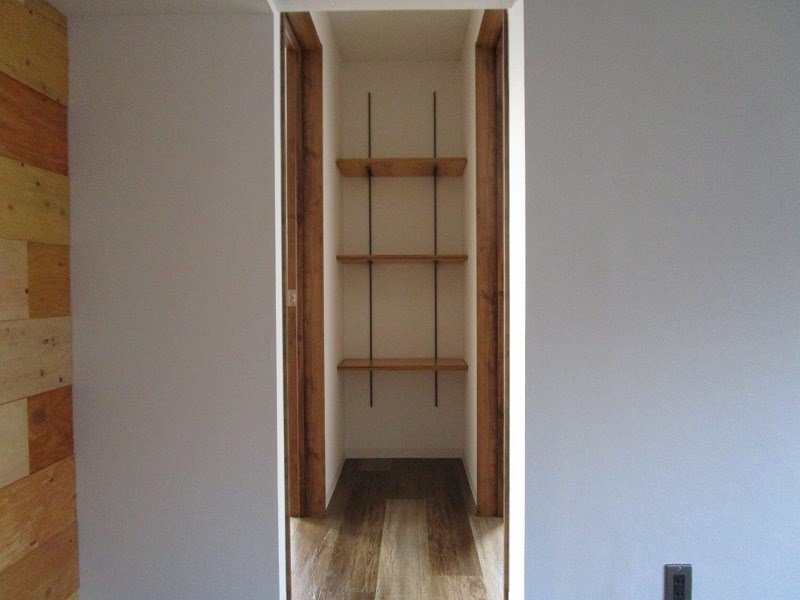 洋室間の壁にある可動式の棚