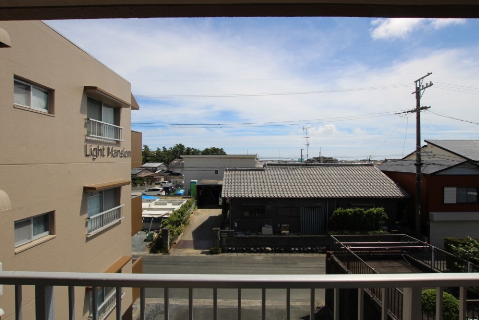 高台に建つ当物件、眺めはまあまあ。