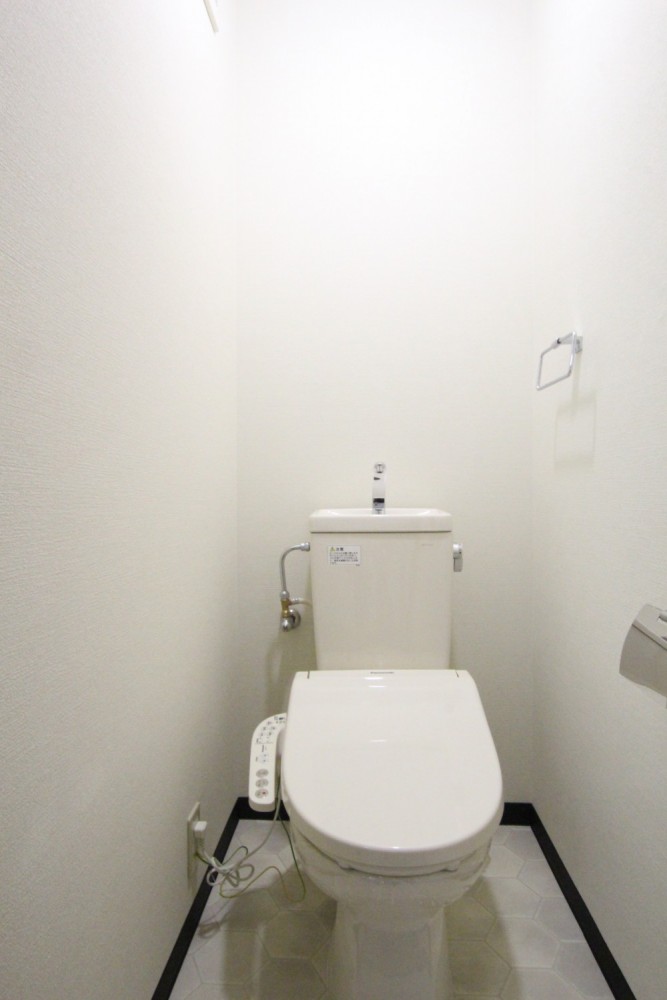 トイレはシャワートイレ付き。